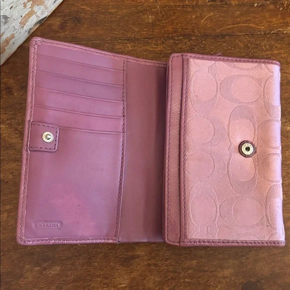 Coach SoHo Pleat Mauve Signature Wallet - Picture 4 of 10